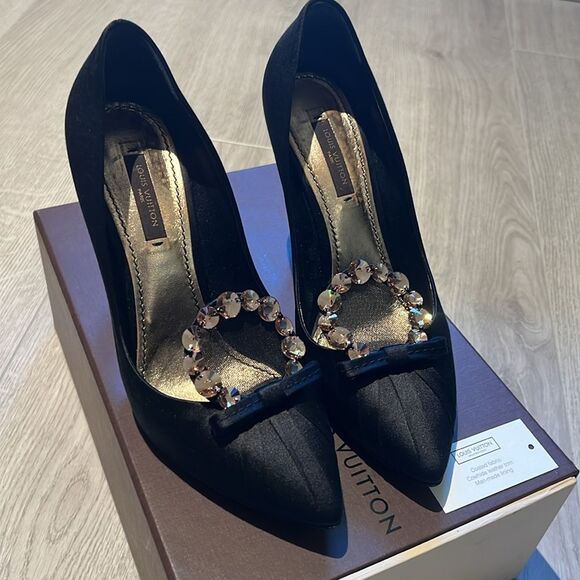 Louis Vuitton Shoes - Louis Vuitton authentic beautiful vintage black heels 37.5